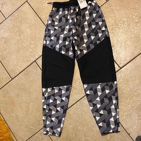 Nike Womens Black and Gray Geometric Joggers size Xs-Small. - Picture 2 of 6